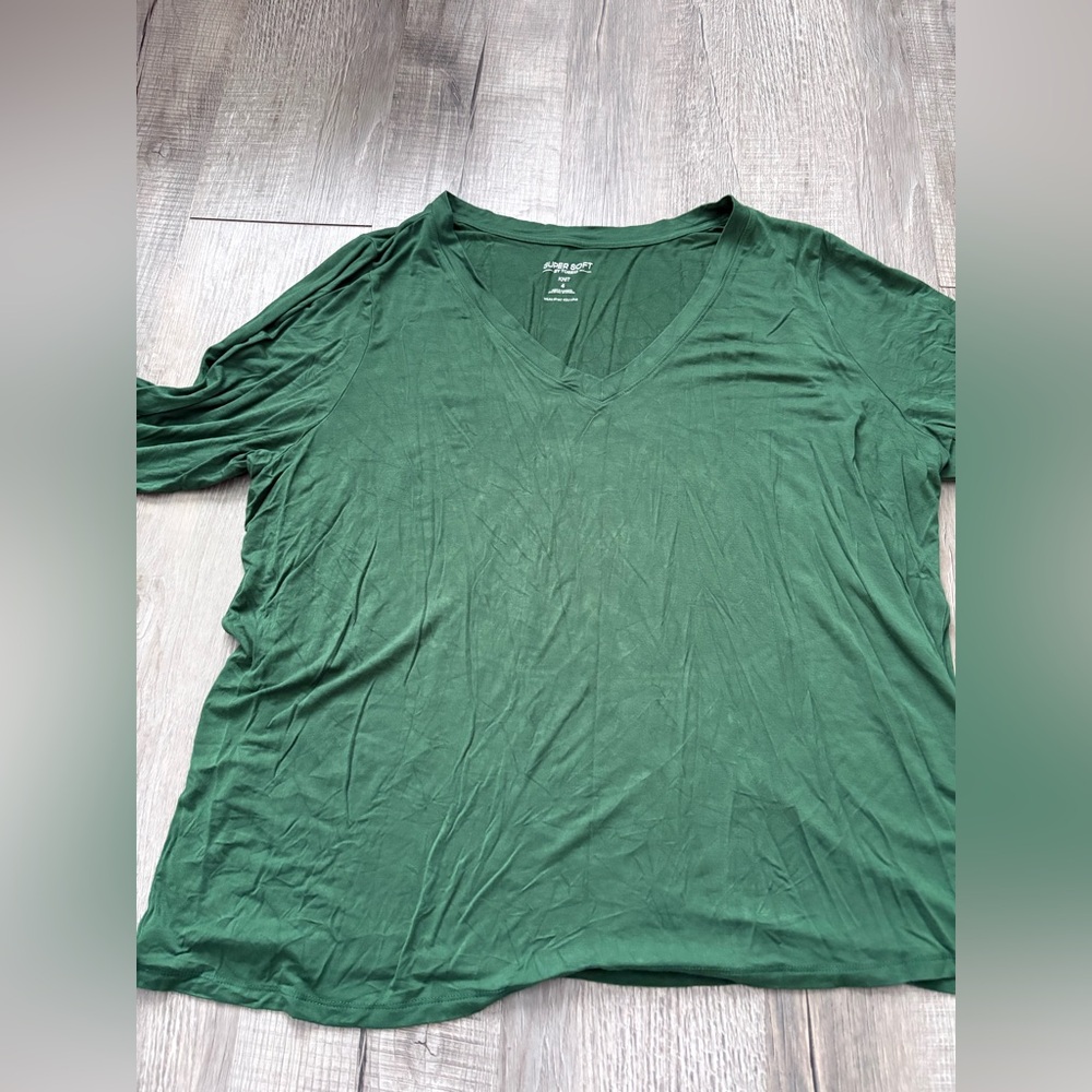 Torrid Super Soft Knit  V-Neck tee size 4